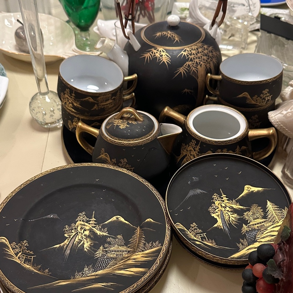 Black and Gold Porcelain Dinnerware Set - Elegant Asian-Inspired Design